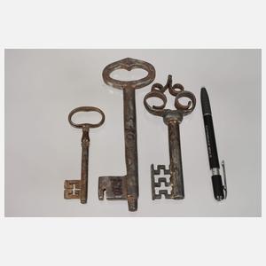 Drei historische Schlüssel