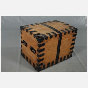 Transportkiste für ein Silberservice