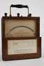 Historisches Voltmeter