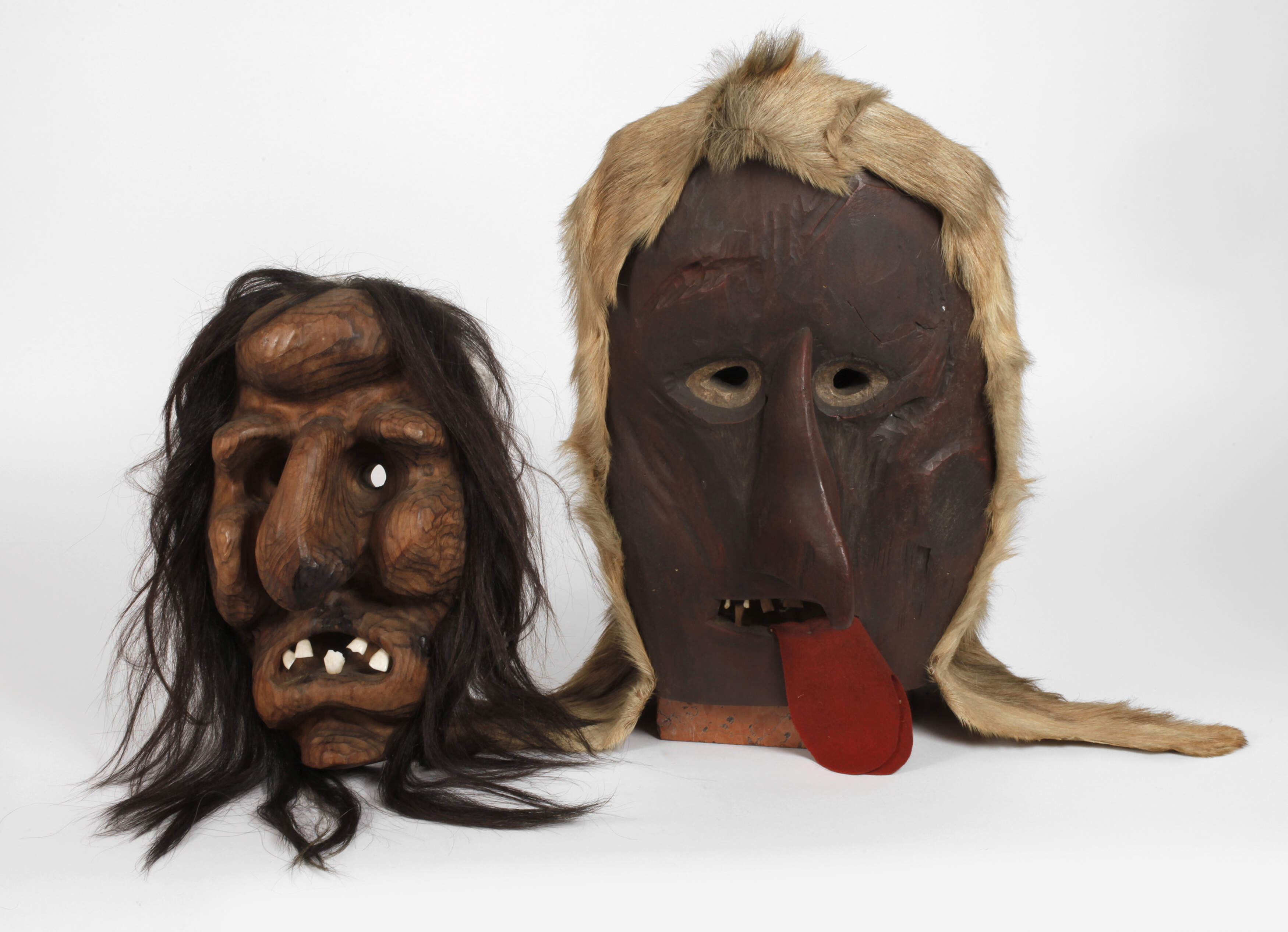 Zwei Walliser Masken
