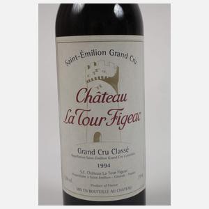 Zwölf Flaschen Rotwein