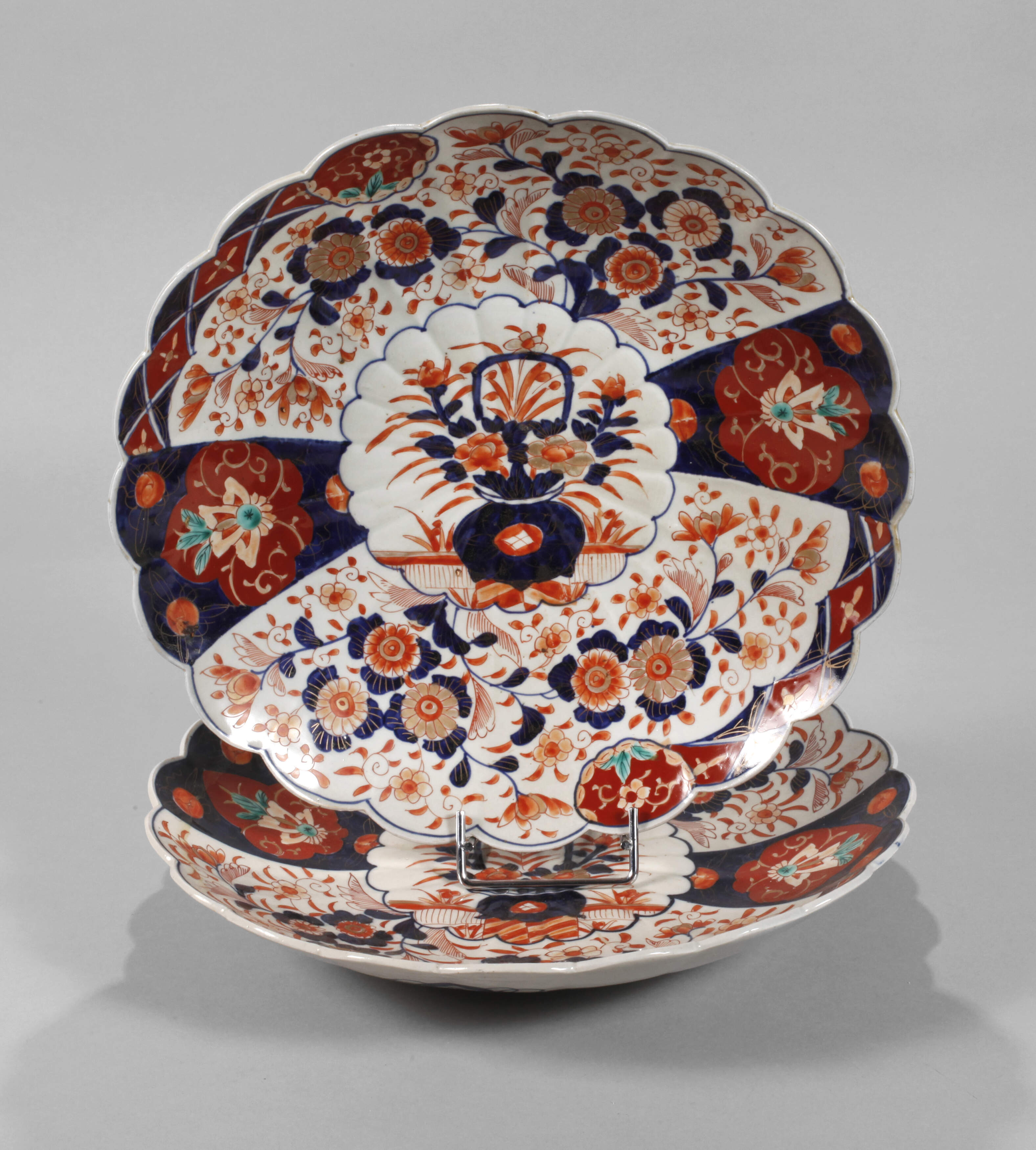 Paar große Imari-Teller