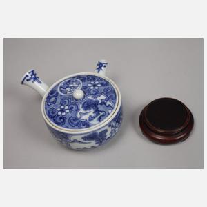 Teekännchen und zwei Schalen