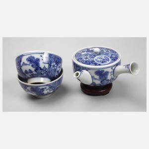 Teekännchen und zwei Schalen