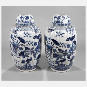 Paar große Fischvasen