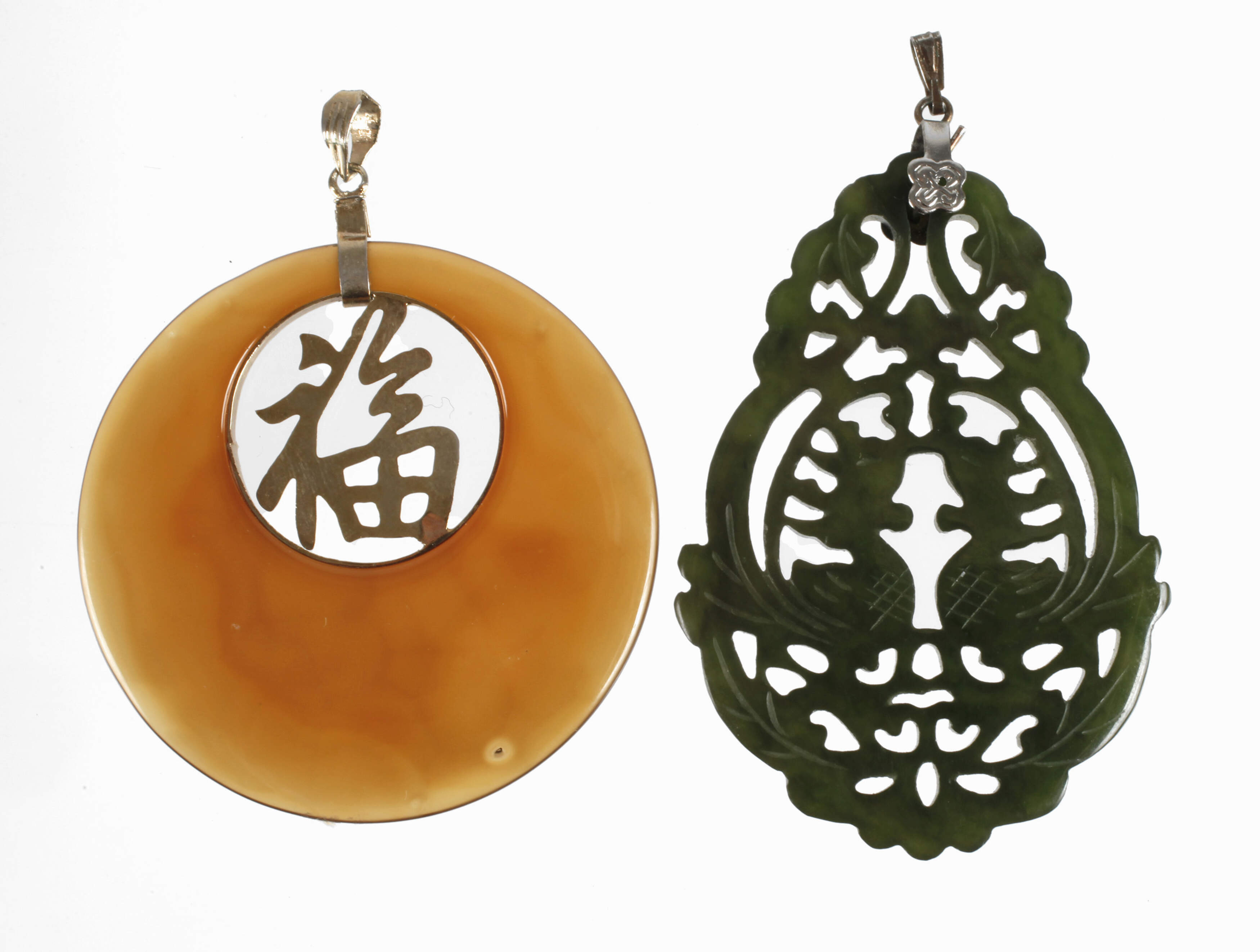 Zwei Schmuckanhänger