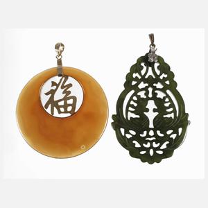 Zwei Schmuckanhänger