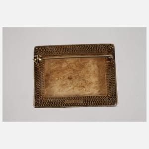 Brosche mit Reliefschnitzerei