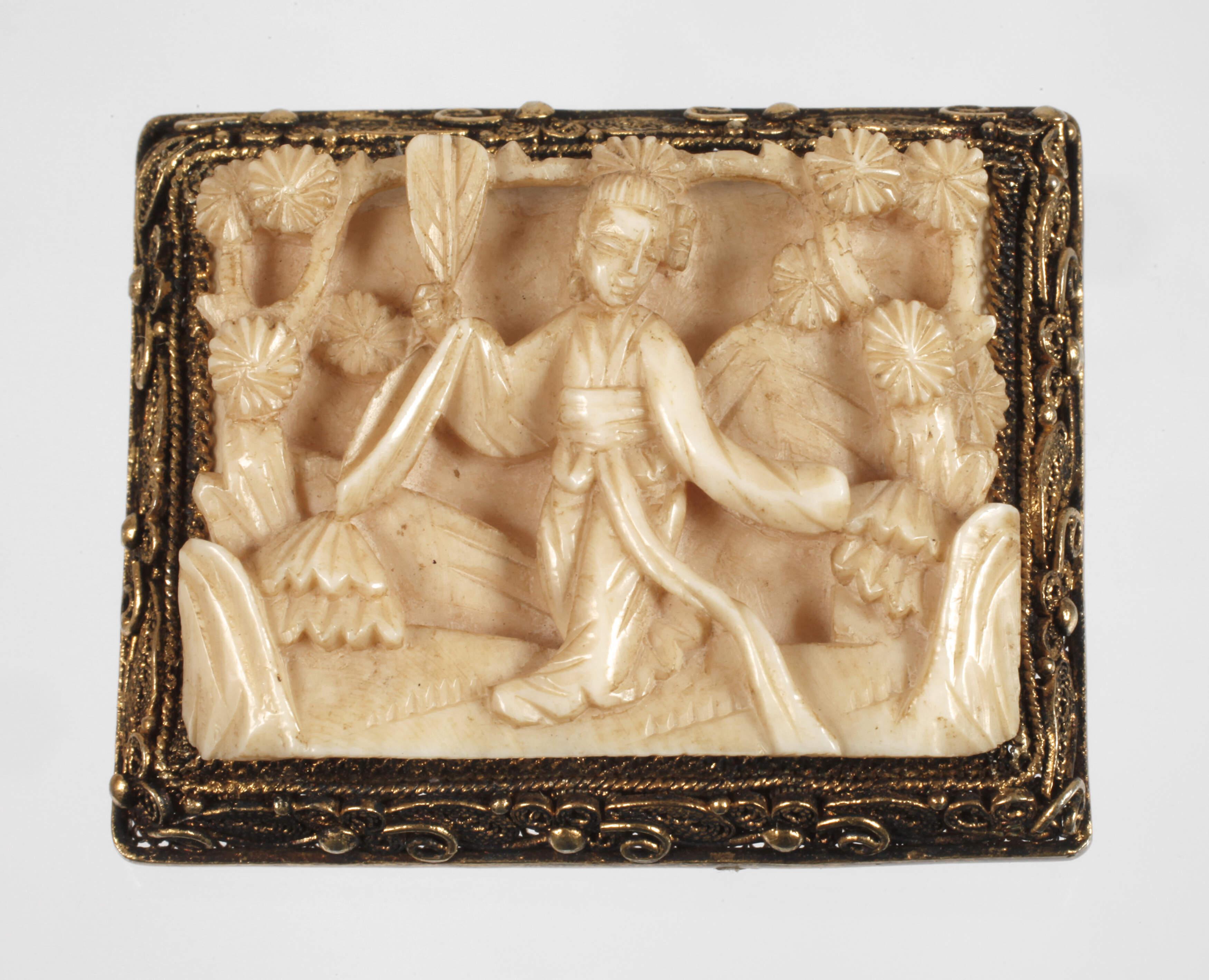 Brosche mit Reliefschnitzerei