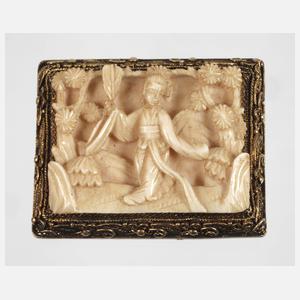 Brosche mit Reliefschnitzerei