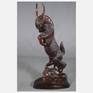 Große geschnitzte Tierdarstellung