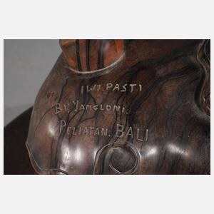 Große geschnitzte Tierdarstellung