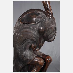 Große geschnitzte Tierdarstellung