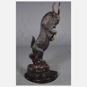 Große geschnitzte Tierdarstellung