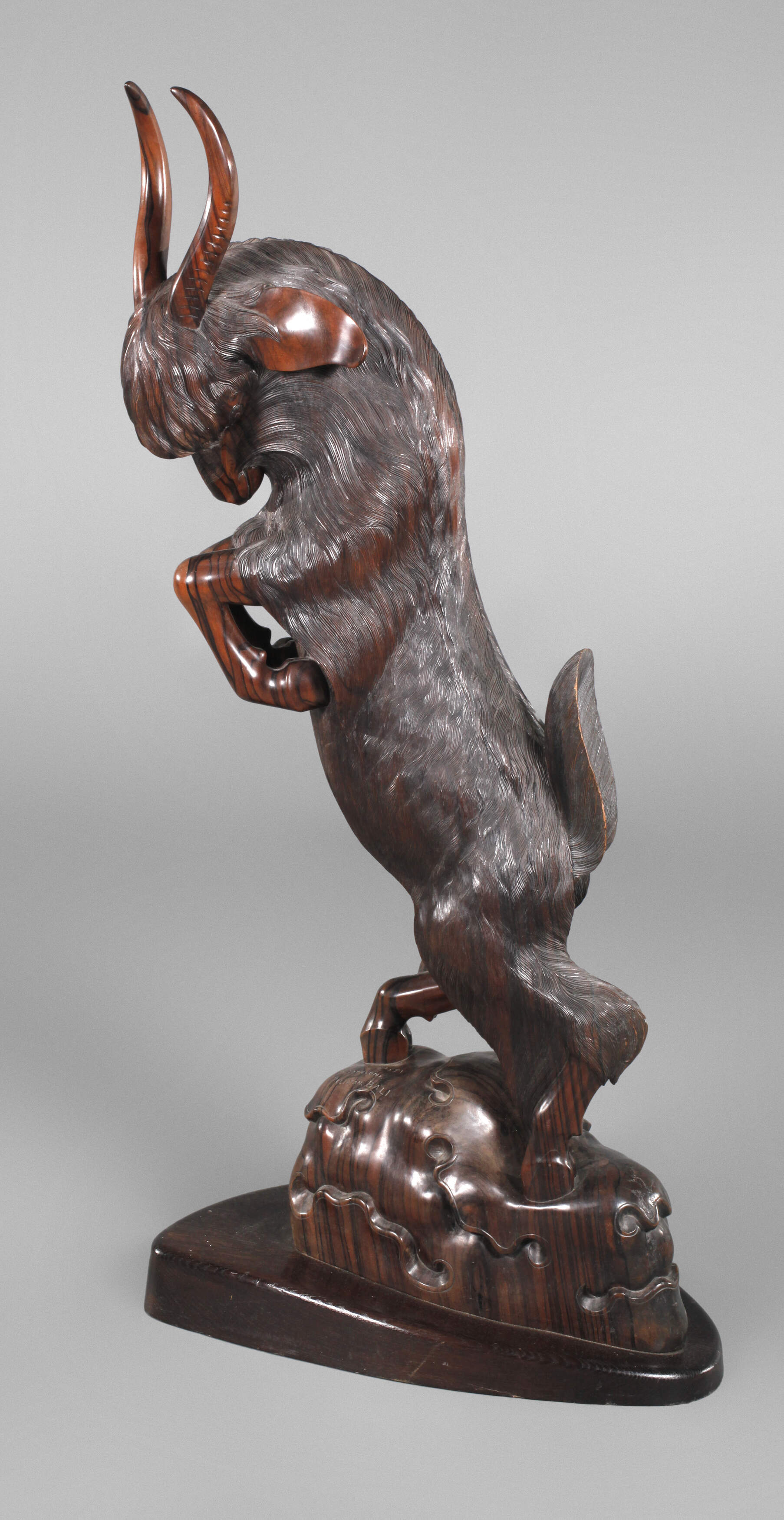 Große geschnitzte Tierdarstellung