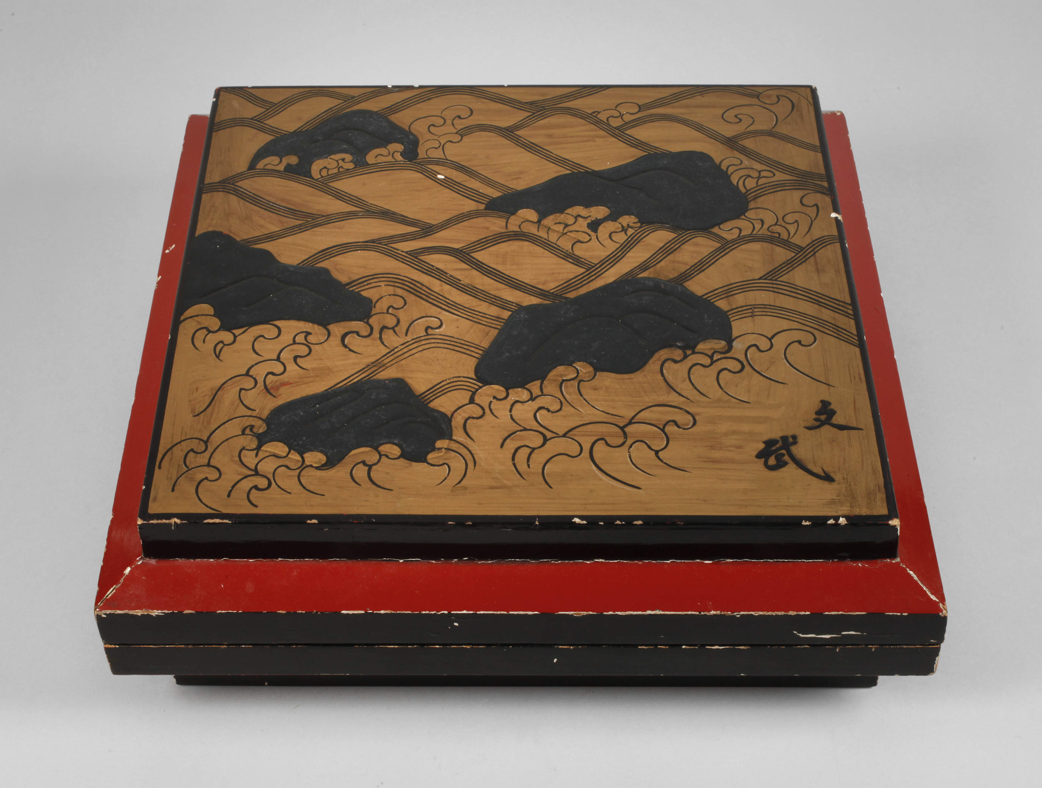 Große Lackschatulle