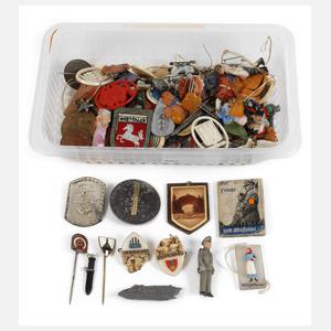 Konvolut Klein- und Winterhilfswerk-Abzeichen