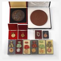 Konvolut Orden und Plaketten DDR111