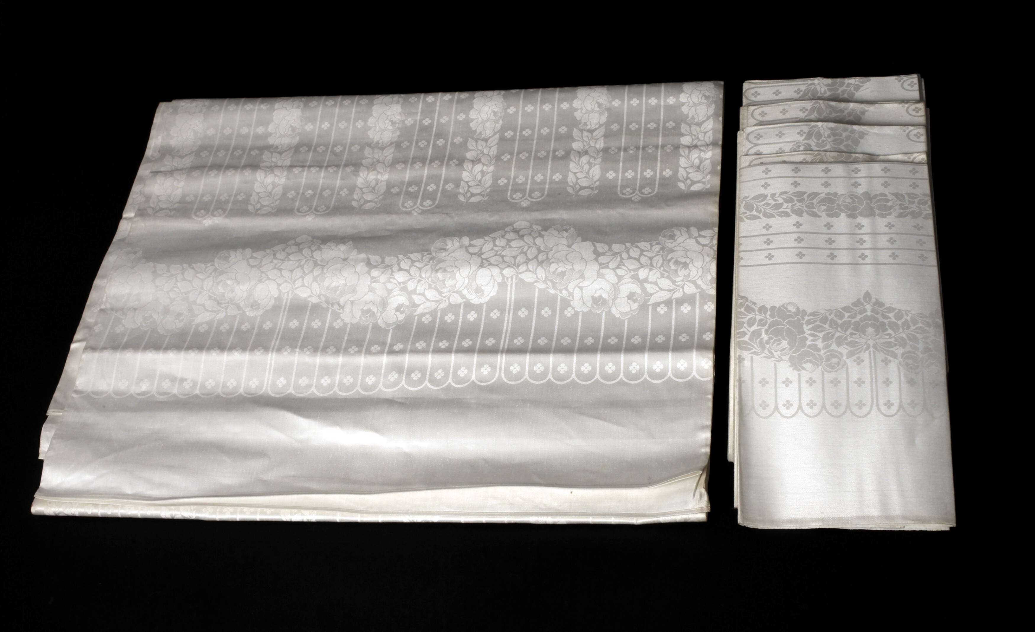 Große Tafelgarnitur Rosendekor