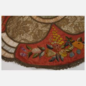 Brokatstickerei als Wandbehang und Zierdecke