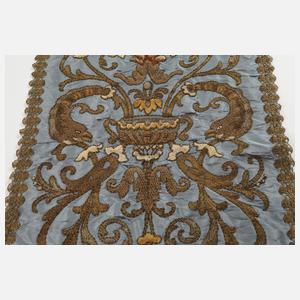 Brokatstickerei als Wandbehang und Zierdecke
