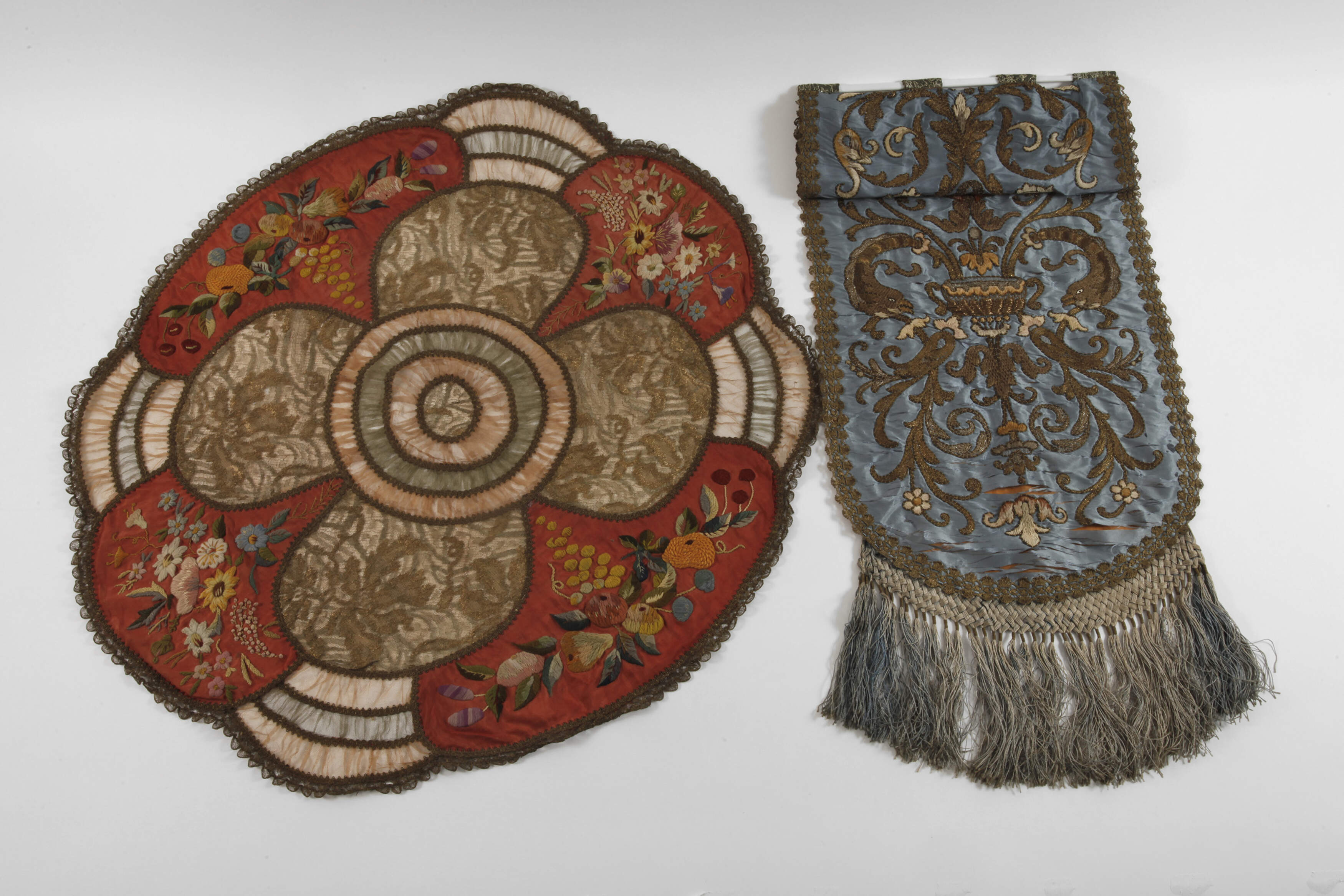 Brokatstickerei als Wandbehang und Zierdecke