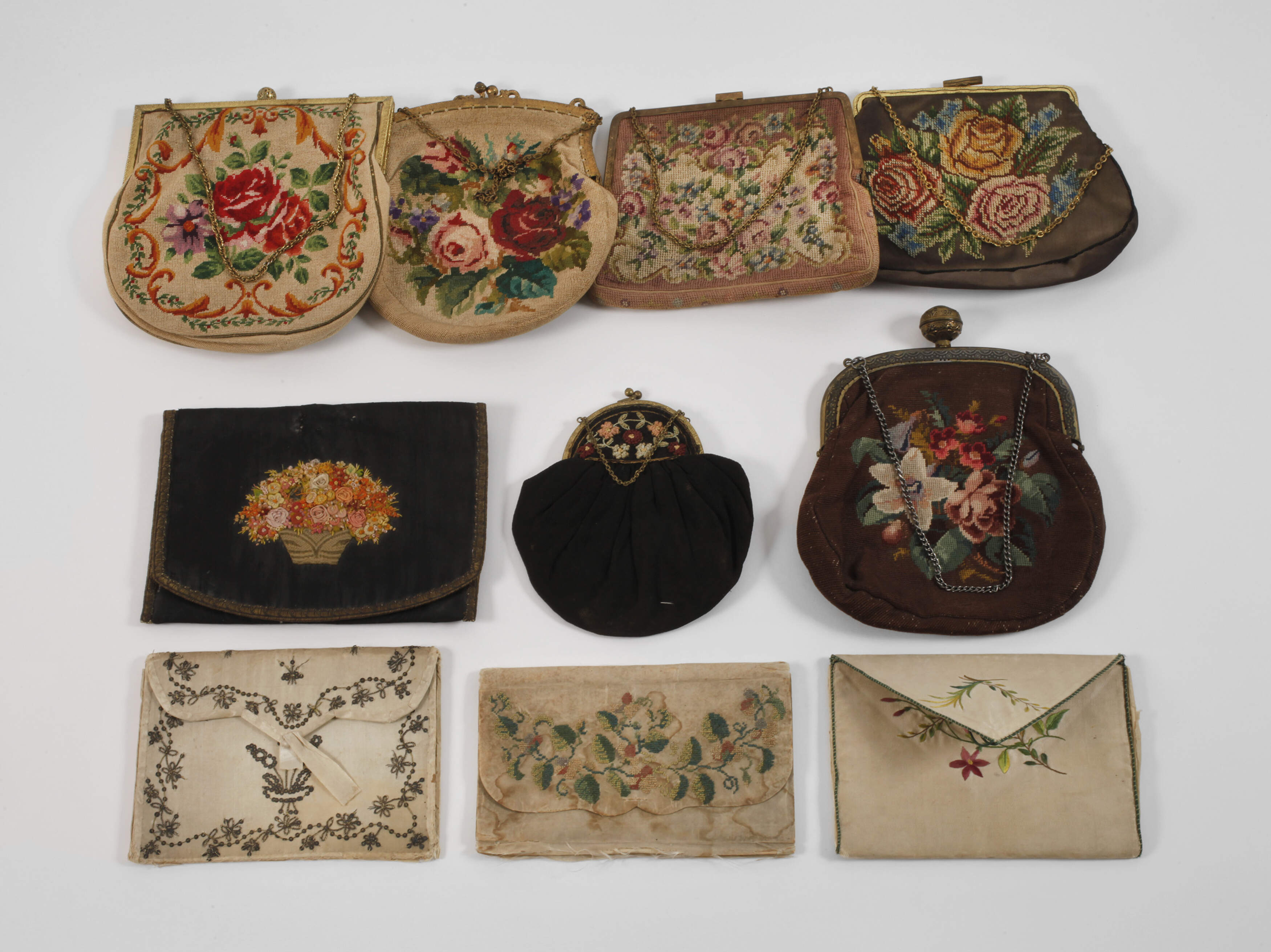 Konvolut handbestickte Taschen