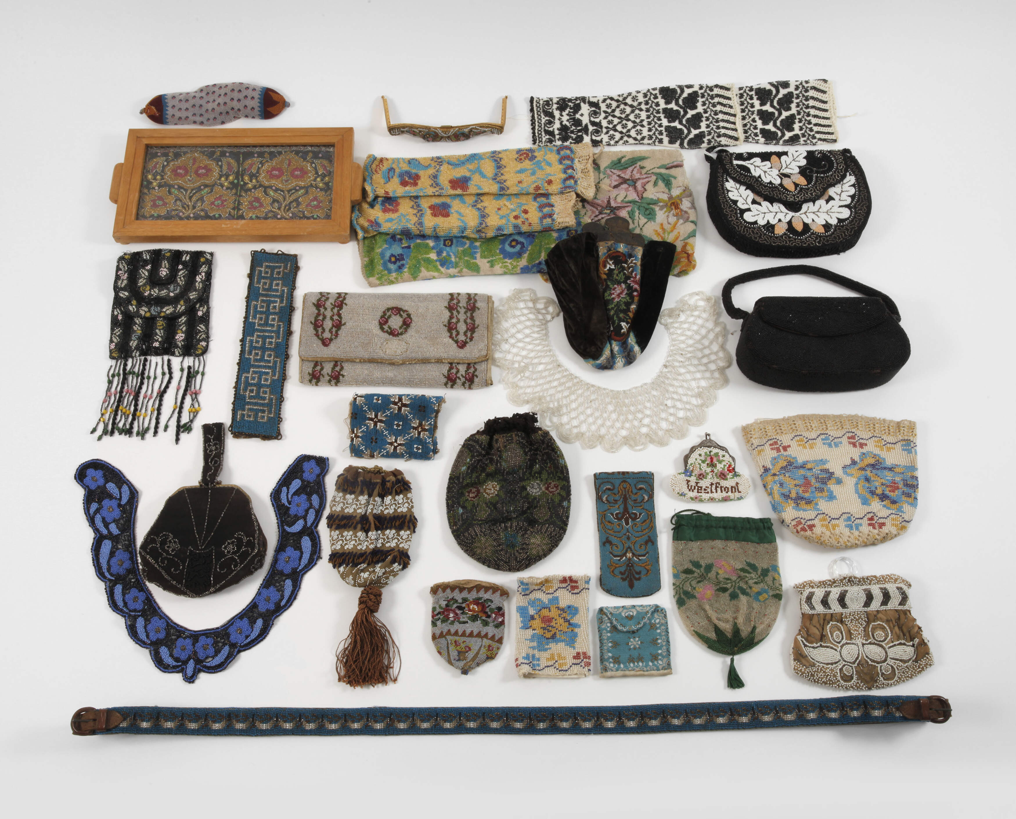 Großes Konvolut Perlstickerei