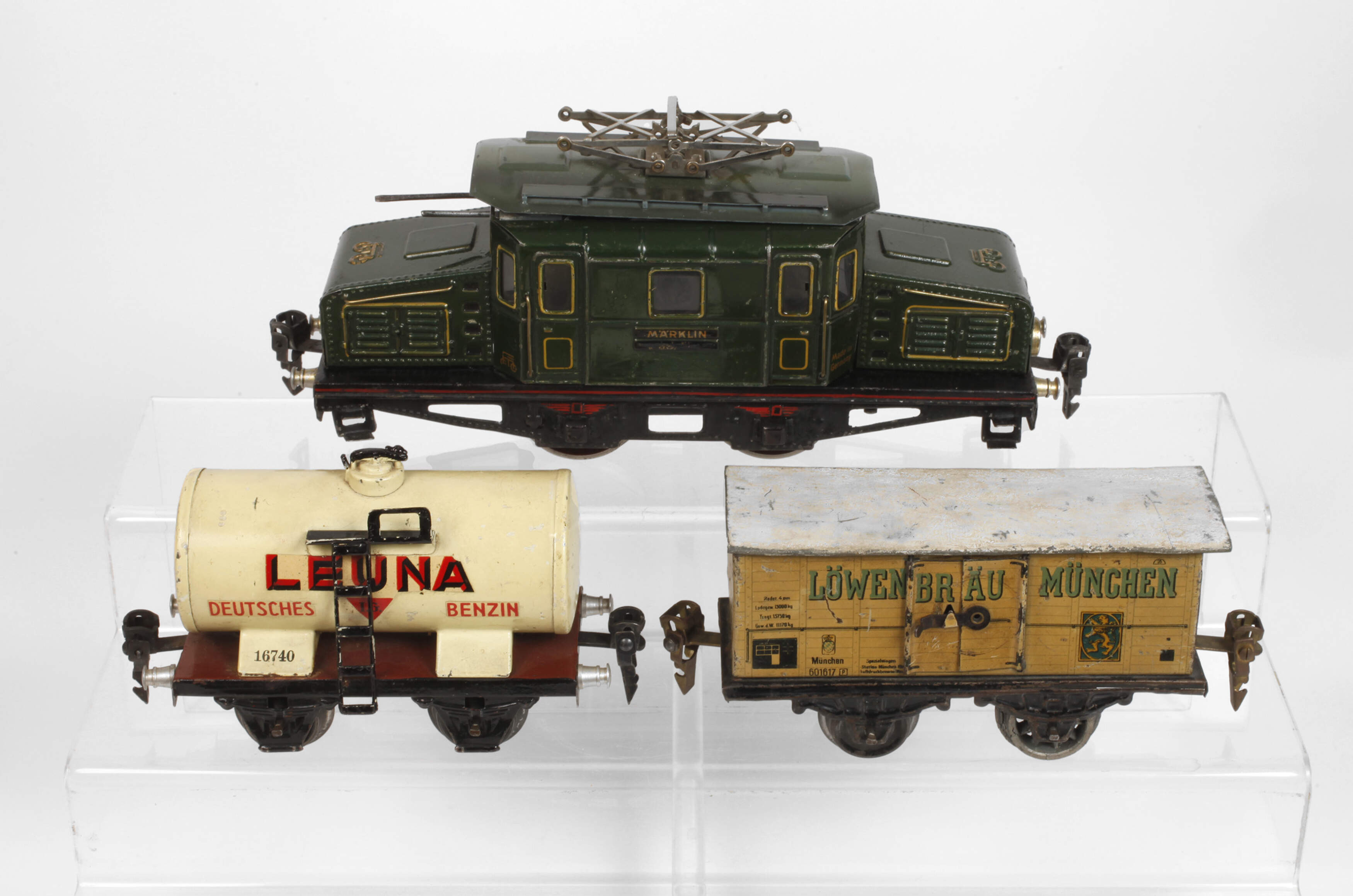 Märklin E-Lok und zwei Wagons