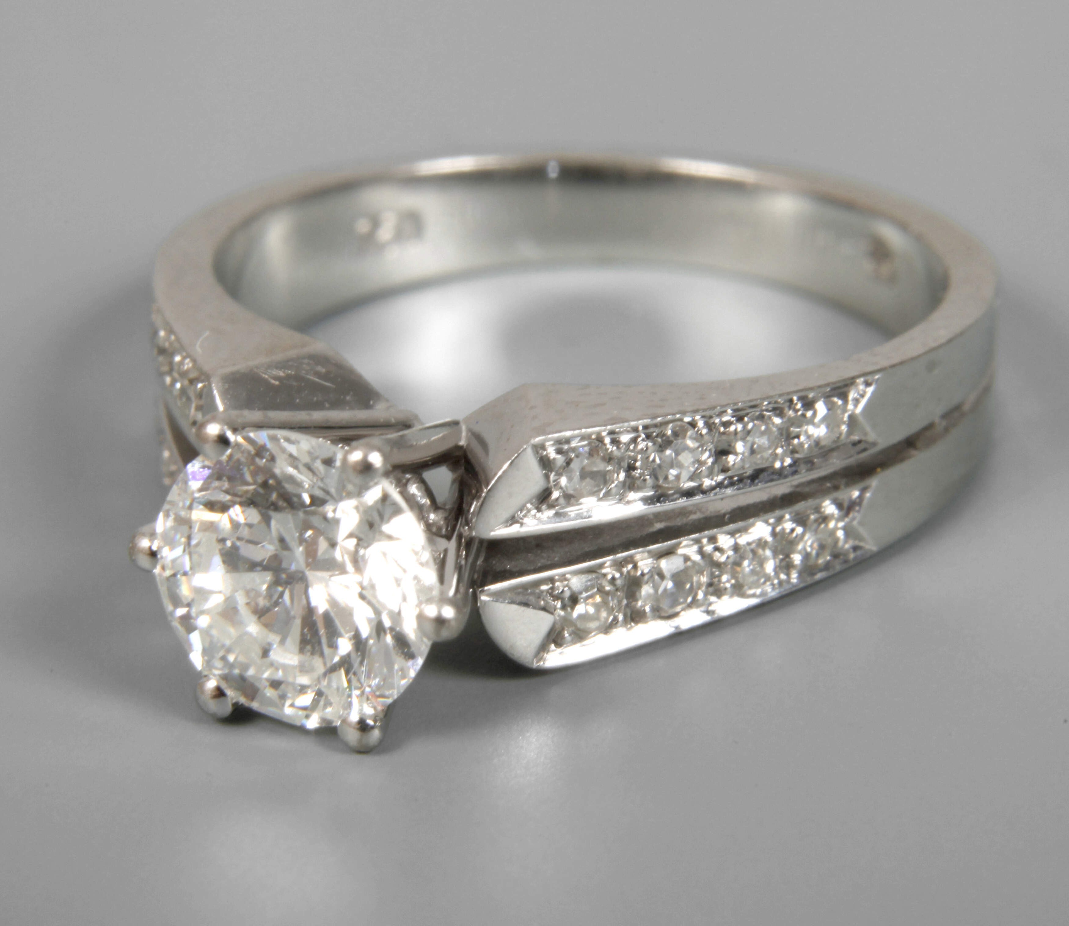 Damenring mit Brillanten von 1,03 ct