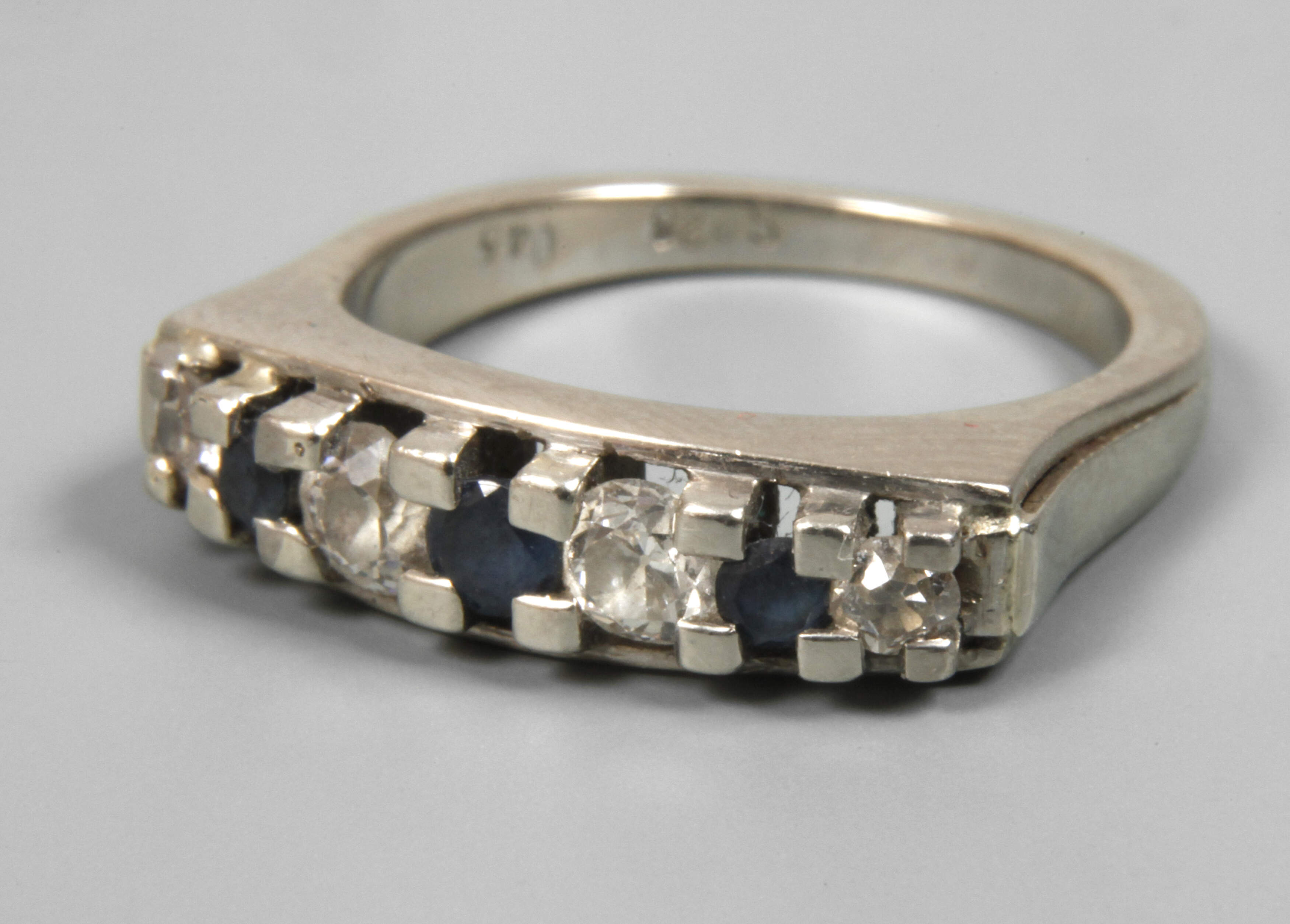 Damenring mit Saphiren und Diamanten