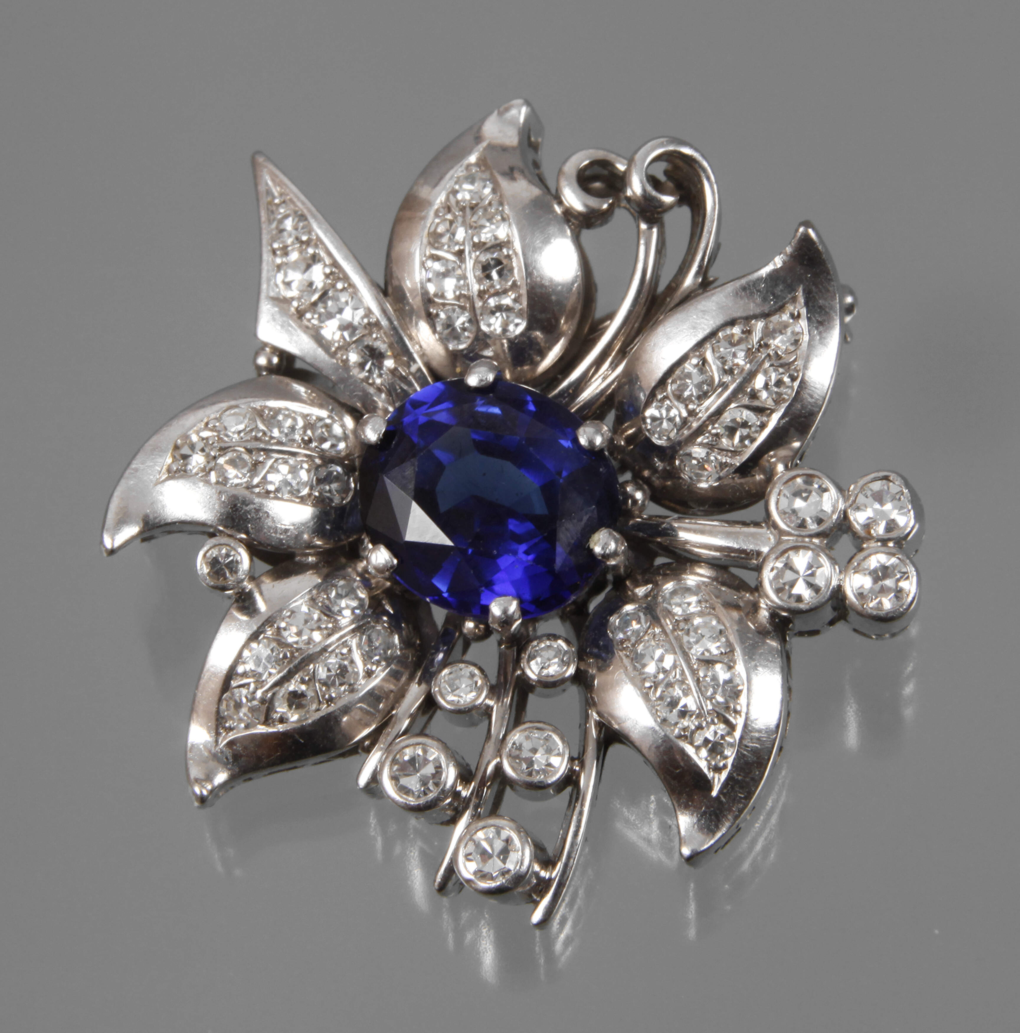 Blütenbrosche mit Steinbesatz