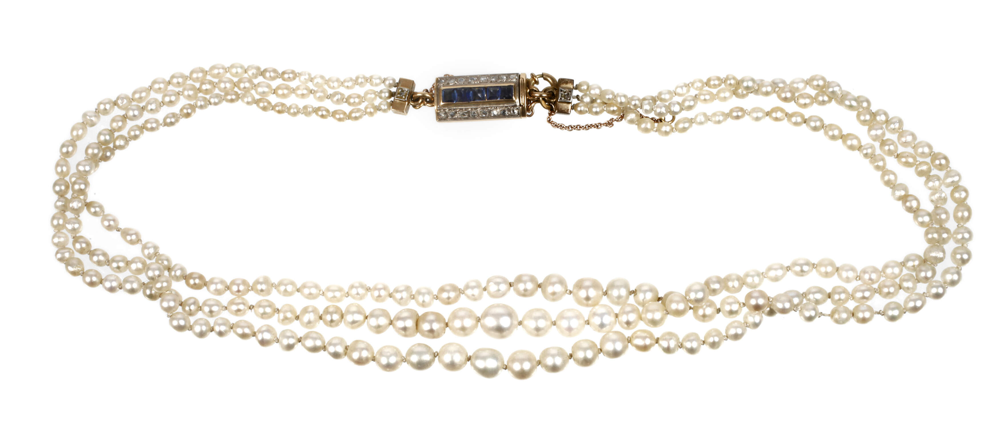 Dreireihiges Perlencollier mit Schmuckschließe