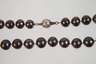 Dunkle Perlenkette