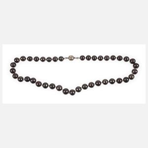 Dunkle Perlenkette