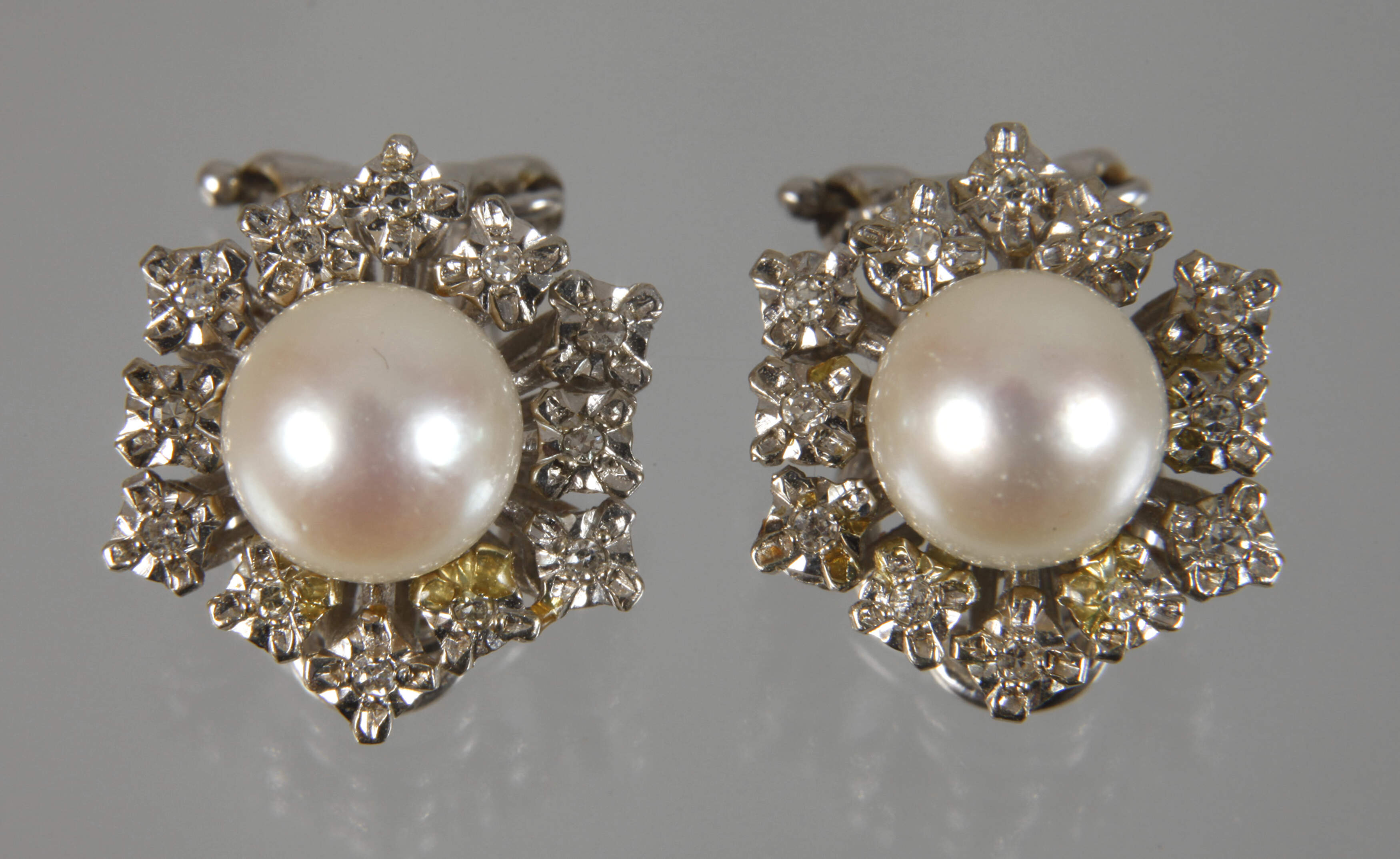 Paar Ohrclips mit Diamanten und Perlen