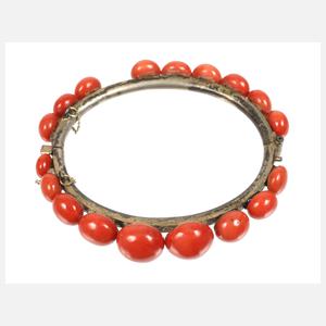 Ein Armreif mit Korallen