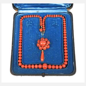 Collier und Brosche mit Korallen