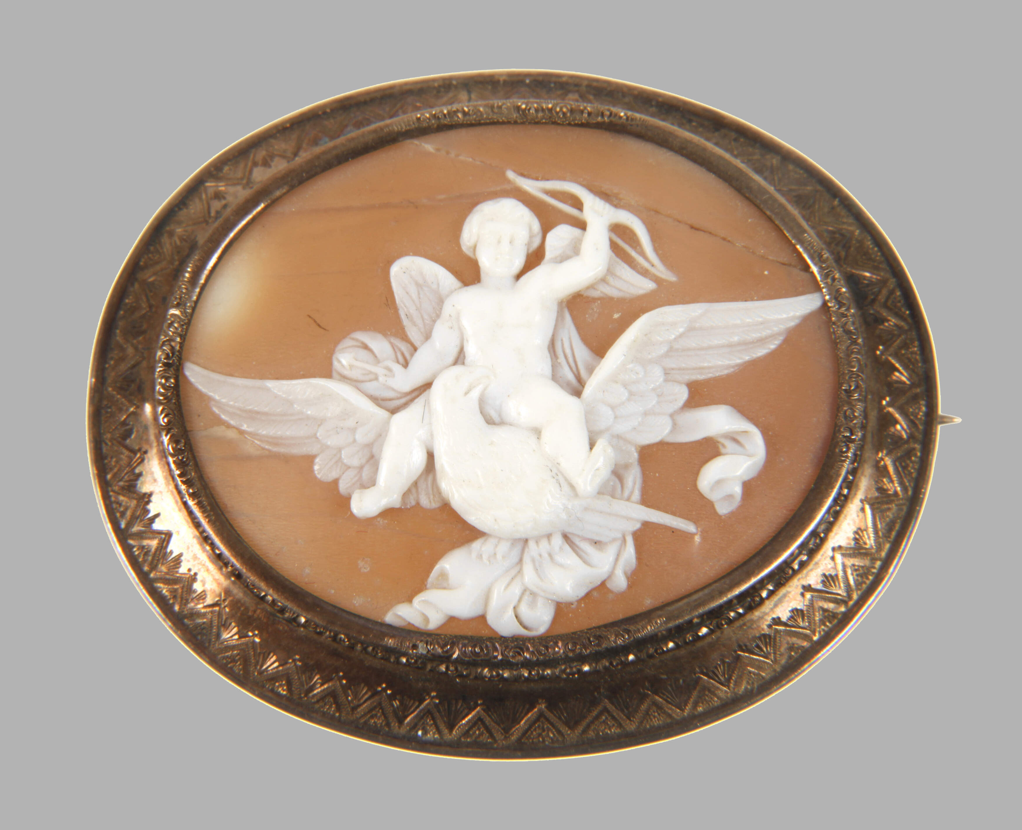 Brosche mit Muschelkamee