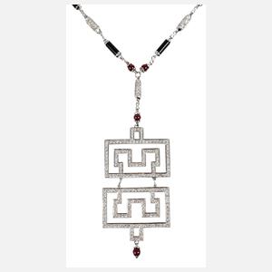 Langes Collier mit Granaten, Onyx und Brillanten