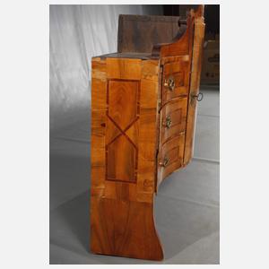 Aufsatz eines Barocksekretärs