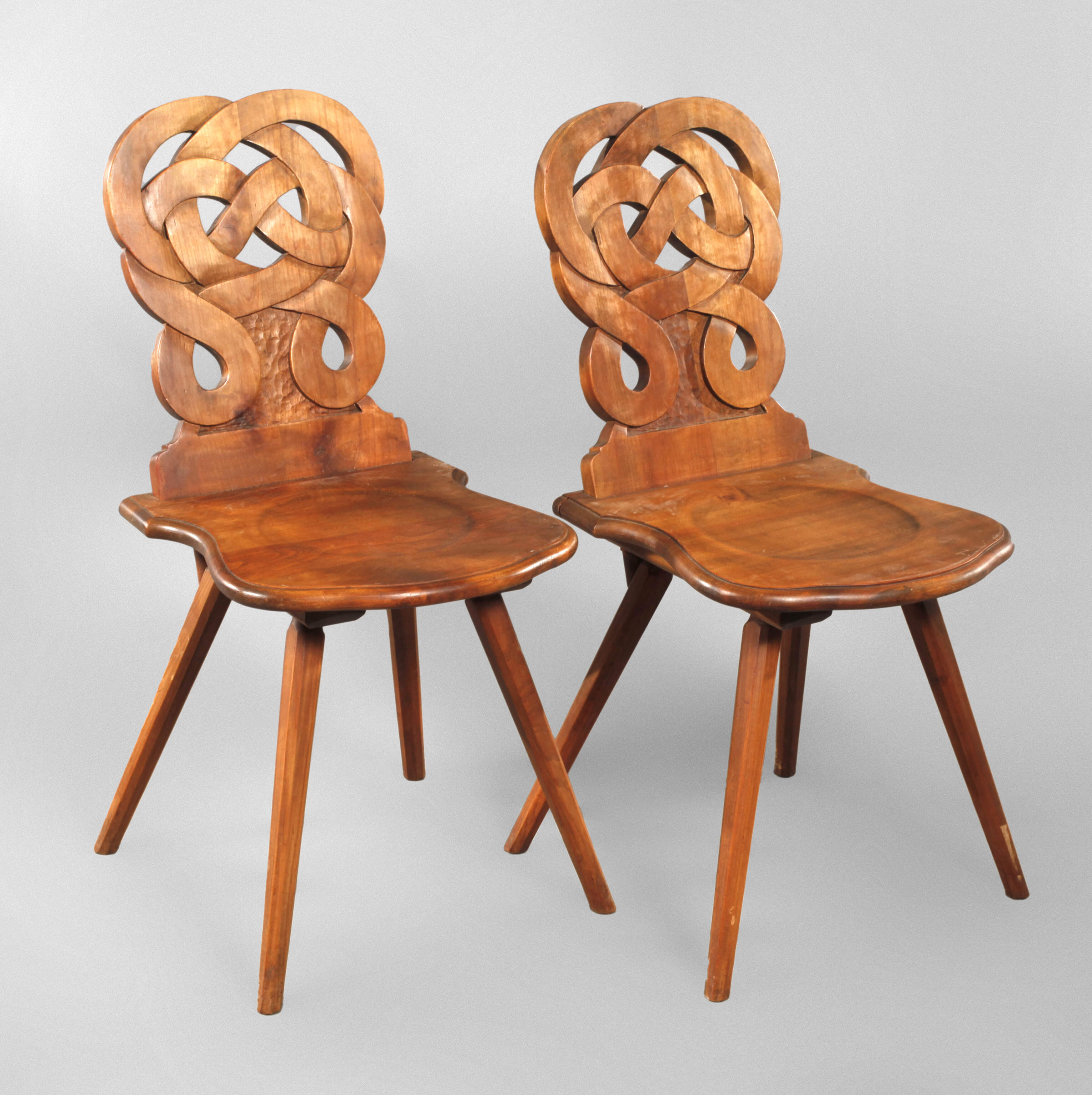 Paar bäuerliche Brettstühle