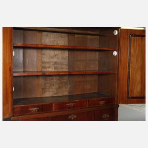 Klassizistischer Aufsatzschrank