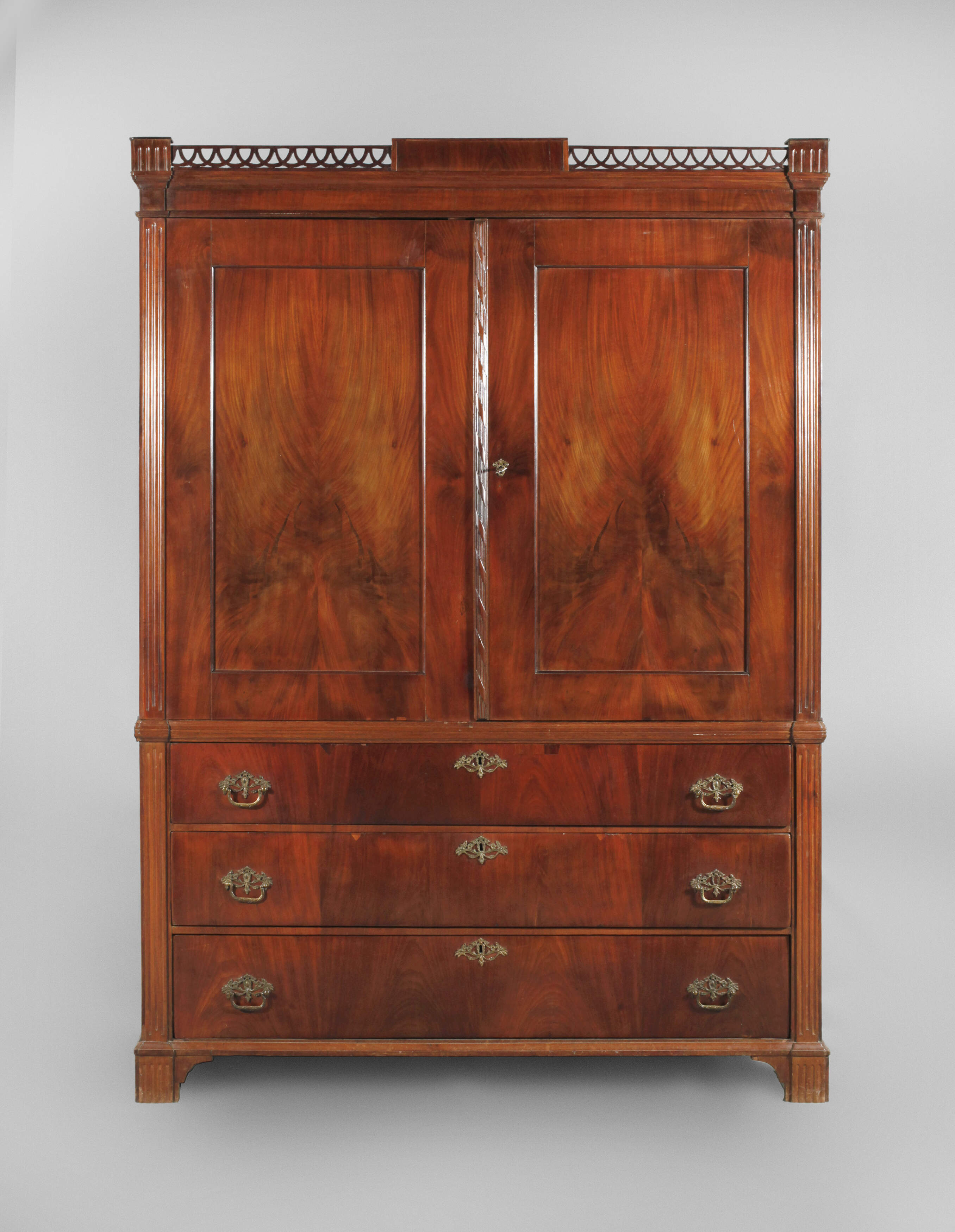 Klassizistischer Aufsatzschrank