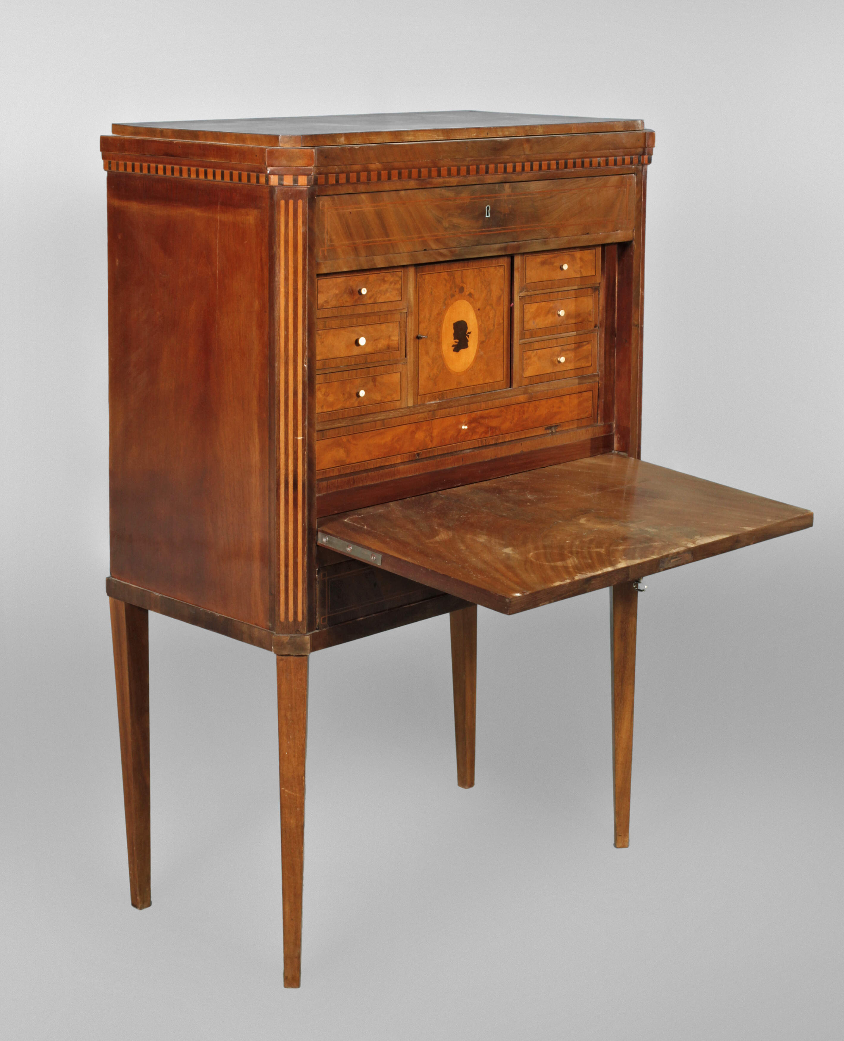 Kleiner Schreibsekretär im Louis-Seize-Stil