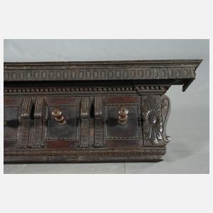 Klassizistische Wandgarderobe