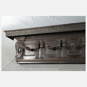 Klassizistische Wandgarderobe