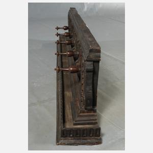 Klassizistische Wandgarderobe