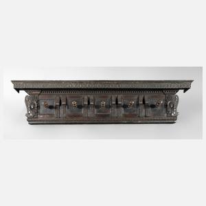 Klassizistische Wandgarderobe