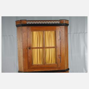 Klassizistischer Eckschrank